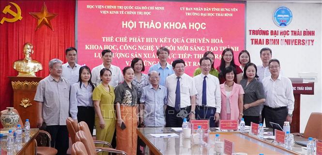 Các đại biểu chụp ảnh lưu niệm tại hội thảo. Ảnh: Nguyễn Công Hải - TTXVN