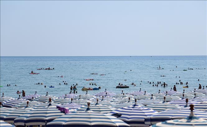 Người dân tắm biển tránh nóng tại Sperlonga, Italy, ngày 12/8/2026. Ảnh: THX/TTXVN phát
