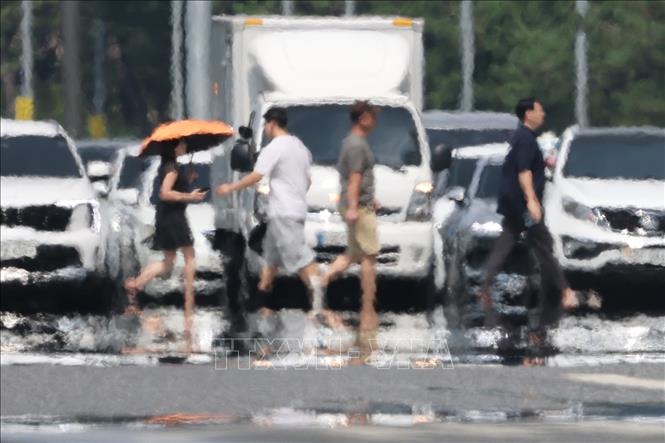 Hơi nóng bốc lên trên đường phố tại Seoul, Hàn Quốc. Ảnh: Yonhap/TTXVN phát