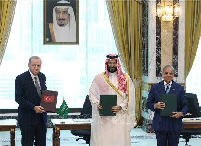Ngày 7/8/2026, tại thành phố Mecca, Thái tử Saudi Arabia Mohammed bin Salman (giữa) cùng Thủ tướng Pakistan Shehbaz Sharif (phải) và Tổng thống Thổ Nhĩ Kỳ Recep Tayyip Erdogan đã ký hiệp định phòng thủ giữa ba nước nhằm củng cố năng lực răn đe tập thể trước mọi hành động xâm lược, đồng thời quy định một cuộc tấn công vũ trang nhằm vào bất kỳ nước nào trong ba bên sẽ được xem là hành động tấn công cả ba nước. Ảnh: AA/TTXVN phát