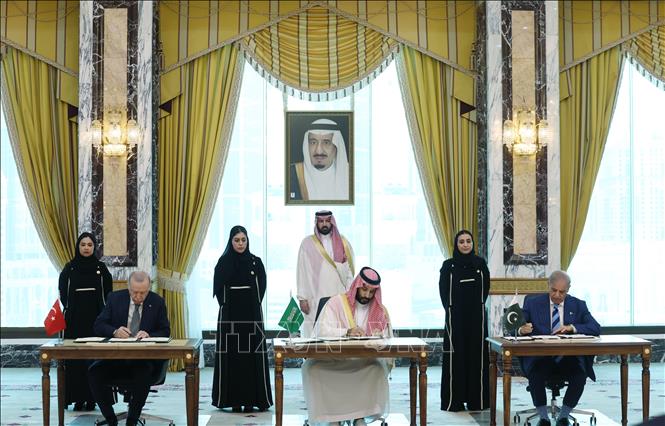 Ngày 7/8/2026, tại thành phố Mecca, Thái tử Saudi Arabia Mohammed bin Salman (giữa, phía trước) cùng Thủ tướng Pakistan Shehbaz Sharif (phải) và Tổng thống Thổ Nhĩ Kỳ Recep Tayyip Erdogan đã ký hiệp định phòng thủ giữa ba nước nhằm củng cố năng lực răn đe tập thể trước mọi hành động xâm lược, đồng thời quy định một cuộc tấn công vũ trang nhằm vào bất kỳ nước nào trong ba bên sẽ được xem là hành động tấn công cả ba nước. Ảnh: AA/TTXVN phát