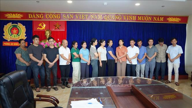 Các đối tượng đánh bạc bị khởi tố tại cơ quan điều tra. Ảnh: TTXVN phát
