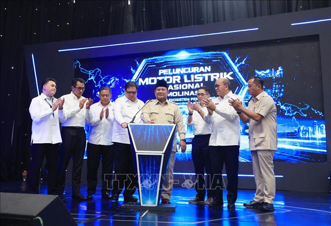 Tổng thống Indonesia Prabowo Subianto và các quan chức bấm nút ra mắt xe máy điện quốc gia (Molinas) cùng hệ sinh thái hỗ trợ. Ảnh: TTXVN phát