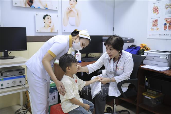 Khám sàng lọc tim bẩm sinh cho trẻ em Cà Mau, một trong các hoạt động vì cộng đồng. Ảnh: Chanh Đa - TTXVN