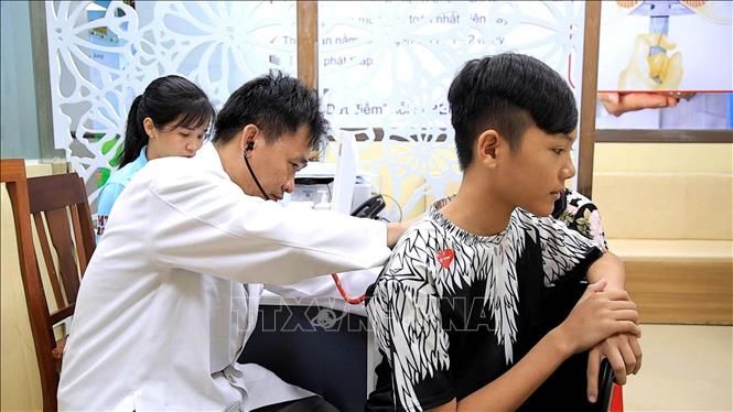 Trẻ em được bác sĩ thăm khám lâm sàng, đo điện tim, siêu âm tim và các cận lâm sàng cần thiết để đánh giá tình trạng sức khỏe tim mạch. Ảnh: Chanh Đa - TTXVN