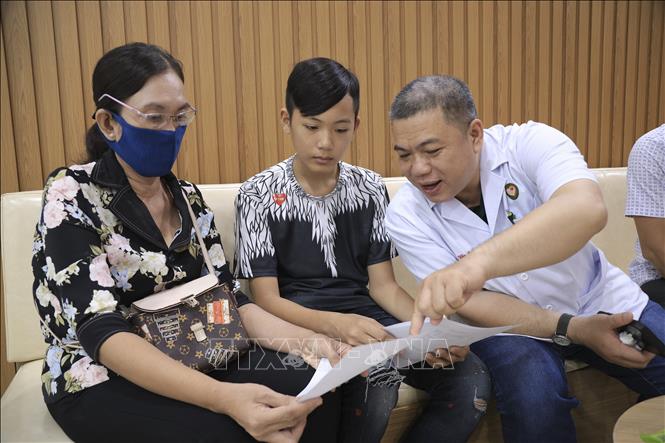 Các bác sĩ tư vấn kỹ càng về tình trạng sức khỏe của các bé đến người thân tại buổi khám sàng lọc. Ảnh: Chanh Đa -  TTXVN