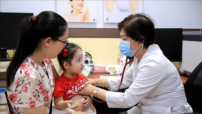 Các bé được bác sĩ tư vấn và thăm khám cẩn thận để đánh giá về sức khỏe tim mạch. Ảnh: Chanh Đa - TTXVN