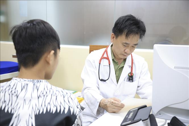 Những trường hợp được phát hiện mắc bệnh tim bẩm sinh sẽ được bác sĩ tư vấn và hướng dẫn các bước kiểm tra, điều trị tiếp theo. Ảnh: Chanh Đa - TTXVN