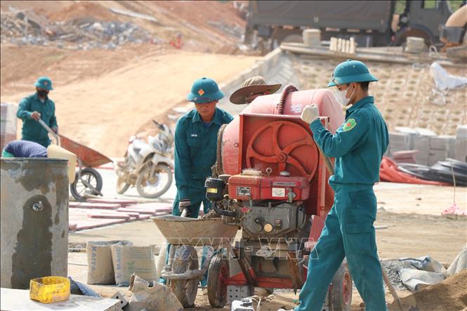 Đẩy nhanh tiến độ hoàn thiện các công trình. Ảnh: Khoa Chương - TTXVN