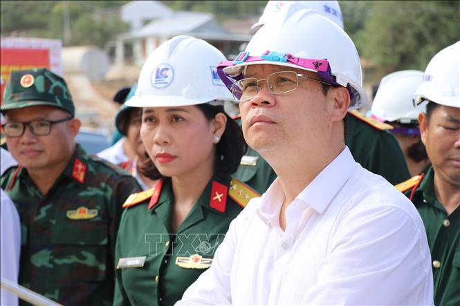 Chủ tịch UBND thành phố Đà Nẵng Nguyễn Mạnh Hùng cùng đoàn công tác kiểm tra tiến độ xây dựng Trường Phổ thông nội trú liên cấp Tiểu học và Trung học cơ sở xã La Dêê. Ảnh: Khoa Chương - TTXVN