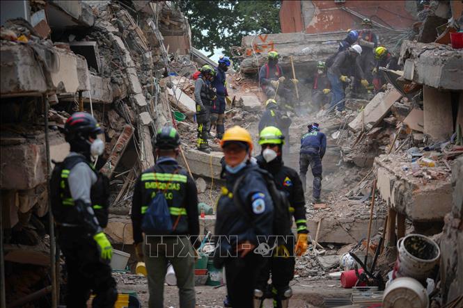 Cơ quan Khảo sát Địa chất Mỹ (USGS) tối 10/8/2026 cho biết một trận động đất có độ lớn 7,4 đã làm rung chuyển Colombia. Tâm chấn động đất nằm ở độ sâu 107 km, xảy ra gần thị trấn San José del Palmar, tỉnh Chocó, cách thủ đô Bogotá khoảng 400 km về phía Tây. Theo các nguồn tin cập nhật, động đất đã khiến ít nhất 287 người thiệt mạng, khoảng 4.000 người bị thương, hàng nghìn tòa nhà bị hư hại. Công tác cứu hộ, tìm kiếm người mất tích vẫn đang được triển khai. Ảnh: THX, AA/TTXVN phát