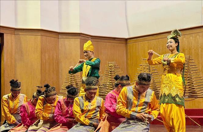 Tiết mục văn nghệ do các nghệ sĩ Indonesia trình diễn. Ảnh: Xuân Khu - TTXVN