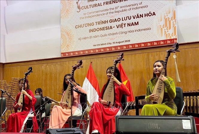 Tiết mục văn nghệ do các nghệ sĩ Việt Nam trình diễn. Ảnh: Xuân Khu - TTXVN