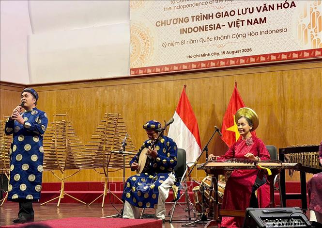 Tiết mục văn nghệ do các nghệ sĩ Việt Nam trình diễn. Ảnh: Xuân Khu - TTXVN