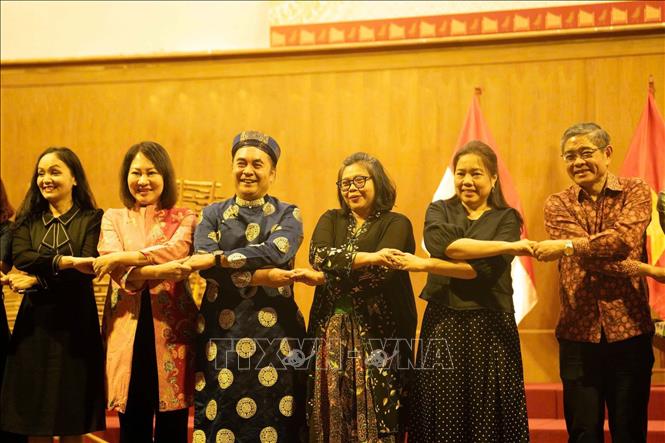 Các đại biểu Việt Nam và Indonesia thể hiện tình đoàn kết hữu nghị. Ảnh: Xuân Khu - TTXVN