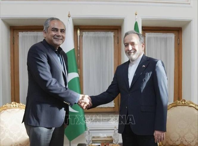 Pakistan đang đẩy mạnh các nỗ lực ngoại giao nhằm đưa Mỹ và Iran trở lại bàn đàm phán cũng như ngăn chặn những động thái làm suy yếu tiến trình hòa bình. Bộ trưởng Nội vụ Pakistan Mohsin Naqvi ngày 12/8/2026 đã tới Tehran để gặp các nhà lãnh đạo Iran, thảo luận quan hệ song phương và các vấn đề an ninh khu vực. Ảnh: Bộ trưởng Nội vụ Pakistan Mohsin Naqvi (trái) trong cuộc gặp Ngoại trưởng Iran Abbas Araghchi. Ảnh: IRNA/TTXVN phát