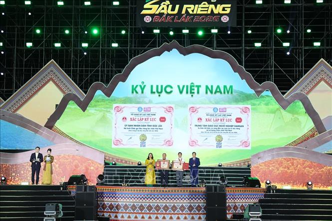 Trao Kỷ lục Việt Nam đối với “Mô hình chiếc gùi sầu riêng lớn nhất Việt Nam” và “Sự kiện chế biến và công diễn các món ăn từ sầu riêng với số lượng nhiều nhất Việt Nam”. Ảnh: Hoài Thu – TTXVN