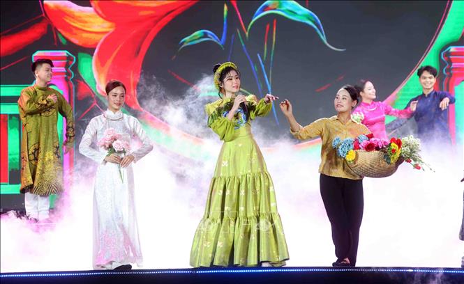 Một tiết mục nghệ thuật tại chương trình. Ảnh: Phạm Kiên - TTXVN