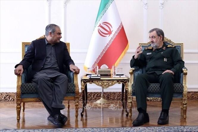 Pakistan đang đẩy mạnh các nỗ lực ngoại giao nhằm đưa Mỹ và Iran trở lại bàn đàm phán cũng như ngăn chặn những động thái làm suy yếu tiến trình hòa bình. Bộ trưởng Nội vụ Pakistan Mohsin Naqvi ngày 12/8/2026 đã tới Tehran để gặp các nhà lãnh đạo Iran, thảo luận quan hệ song phương và các vấn đề an ninh khu vực. Ảnh: Bộ trưởng Nội vụ Pakistan Mohsin Naqvi (trái) trong cuộc gặp Thư ký Hội đồng An ninh Quốc gia Tối cao Iran Mohsen Rezaei. Ảnh: IRNA/TTXVN phát