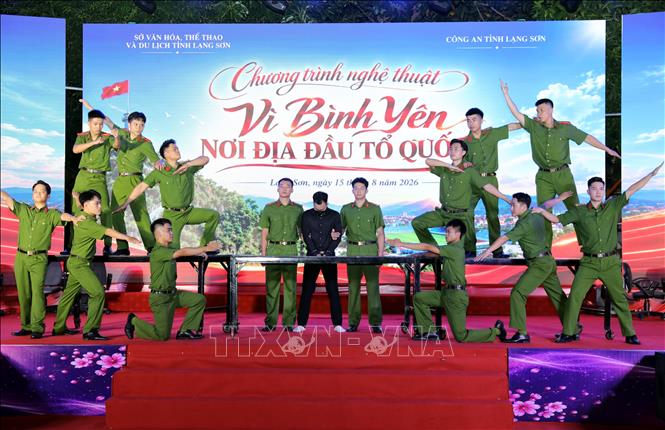 Tiết mục văn nghệ do cán bộ, chiến sĩ Công an tỉnh Lạng Sơn biểu diễn. Ảnh: Văn Đạt - TTXVN