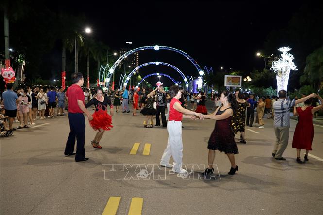 Nhân dân tỉnh Lạng Sơn tham gia nhảy cộng đồng tại Không gian văn hóa đường Hùng Vương (phường Lương Văn Tri, tỉnh Lạng Sơn). Ảnh: Văn Đạt - TTXVN