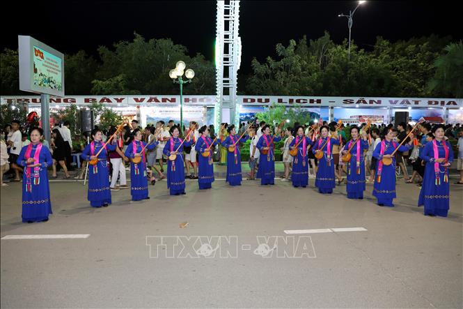 Thành viên Câu lạc bộ văn hóa dân gian tại các phường, xã cùng nhân dân hòa mình trong lời then, giai điệu đàn tính tại Không gian văn hóa đường Hùng Vương. Ảnh: Văn Đạt - TTXVN