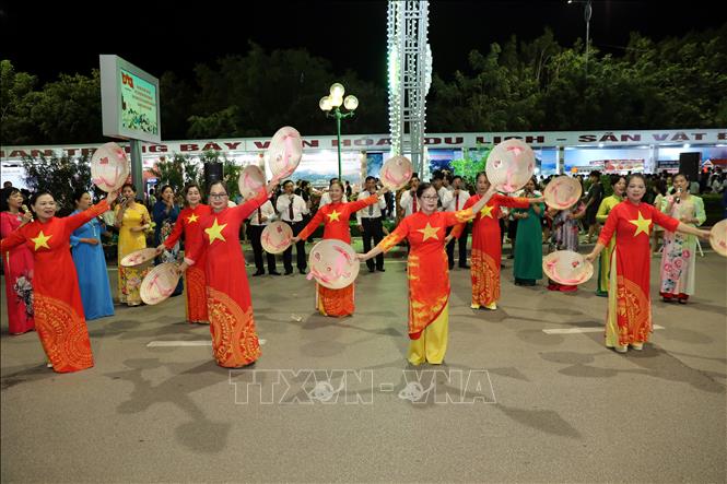 Câu lạc bộ văn hóa dân gian các phường, xã hát múa và trình diễn trang phục truyền thống. Ảnh: Văn Đạt - TTXVN
