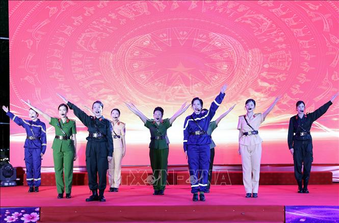 Tiết mục văn nghệ do cán bộ, chiến sĩ Công an tỉnh Lạng Sơn biểu diễn. Ảnh: Văn Đạt - TTXVN