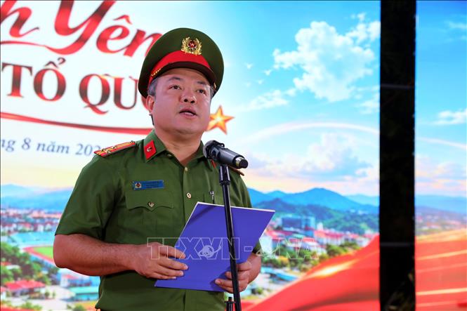 Thượng tá Nguyễn Hữu Đức, Phó Giám đốc Công an tỉnh Lạng Sơn phát biểu khai mạc chương trình. Ảnh: Văn Đạt - TTXVN
