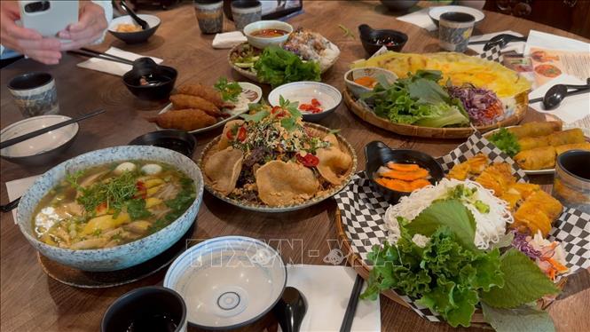 Các món ăn thân thuộc với gia đình người Việt, nhưng lại rất hấp dẫn với thực khác quốc tế tại một cơ sở của Linh Anh. Ảnh: Hà Linh - PV TTXVN tại Canada