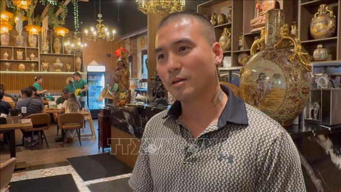 Anh Linh Đỗ, chủ chuỗi nhà hàng Linh Anh Vietnamese Cuisine, trong buổi trả lời phỏng vấn phóng viên TTXVN tại Canada. Ảnh: Hà Linh - PV TTXVN tại Canada