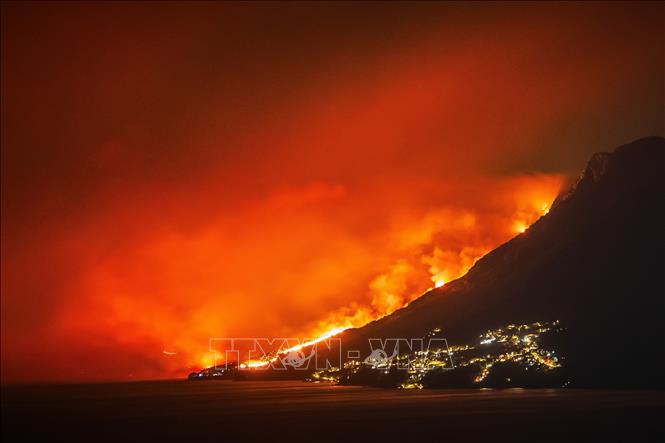Khói lửa bốc lên từ đám cháy rừng tại Omis, Croatia ngày 13/8/2026. Ảnh: THX/TTXVN phát