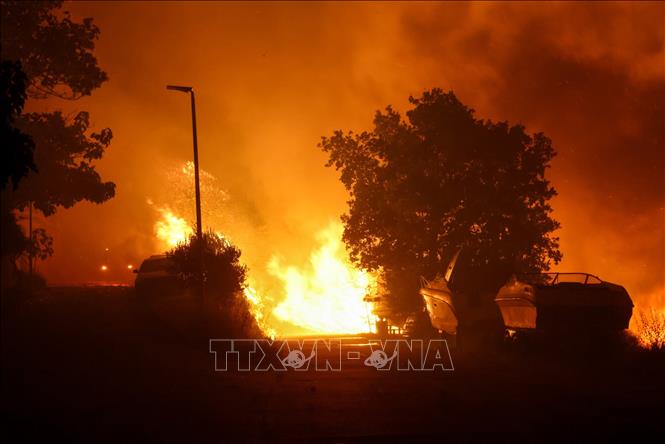 Khói lửa bốc lên từ đám cháy rừng tại Omis, Croatia ngày 13/8/2026. Ảnh: THX/TTXVN phát