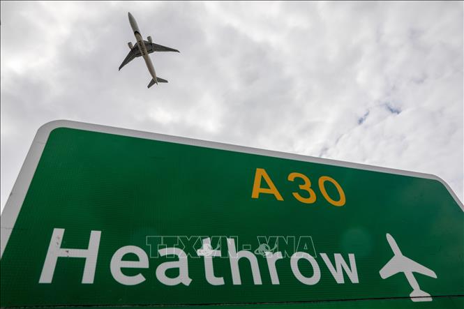 (Tư liệu) Một máy bay chuẩn bị hạ cánh xuống sân bay Heathrow ở London, Anh. Ảnh: THX/TTXVN phát