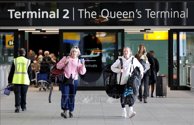 (Tư liệu) Hành khách tại sân bay Heathrow ở London, Anh. Ảnh: THX/TTXVN phát