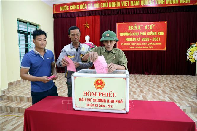 Cử tri đại diện hộ gia đình khu phố Giếng Khe, phường Hiệp Hòa, tỉnh Quảng Ninh bầu cử trưởng khu phố. Ảnh: Đức Hiếu - TTXVN
