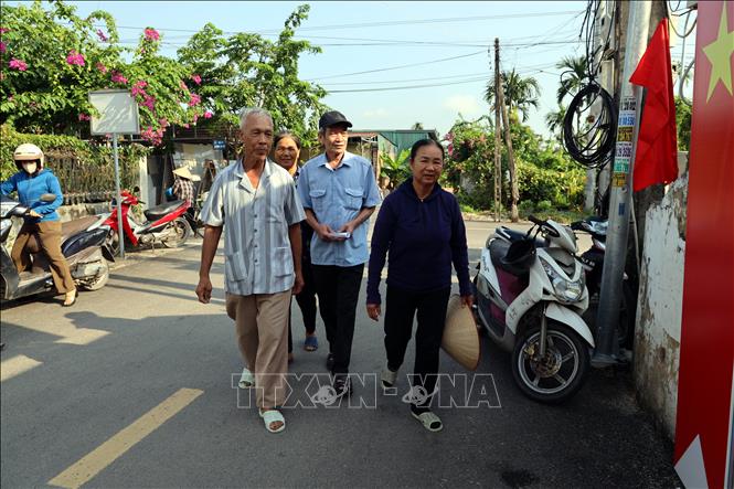 Cử tri đại diện hộ gia đình khu phố Giếng Khe, phường Hiệp Hòa, tỉnh Quảng Ninh đi bầu cử trưởng khu phố. Ảnh: Đức Hiếu - TTXVN