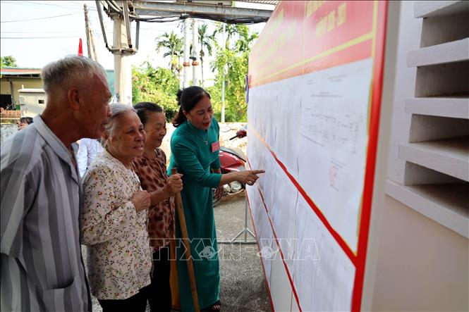 Cử tri khu phố Giếng Khe, phường Hiệp Hòa, tỉnh Quảng Ninh xem thông tin người ứng cử trưởng khu phố và danh sách cử tri. Ảnh: Đức Hiếu - TTXVN