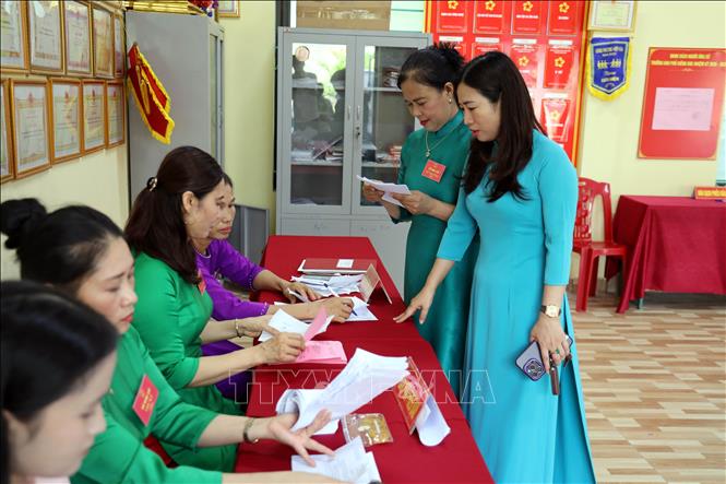 Bà Đào Thị Hương Giang, Phó Chủ tịch UBND phường Hiệp Hòa, tỉnh Quảng Ninh (ngoài cùng bên phải) kiểm tra công tác bầu cử tại khu phố Giếng Khe. Ảnh: Đức Hiếu - TTXVN