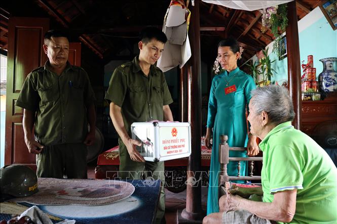 Hòm phiếu phụ được đưa đến hộ gia đình ông Nguyễn Văn Bắc, 98 tuổi, đi lại khó khăn để ông thể hiện quyền công dân của mình. Ảnh: Đức Hiếu - TTXVN