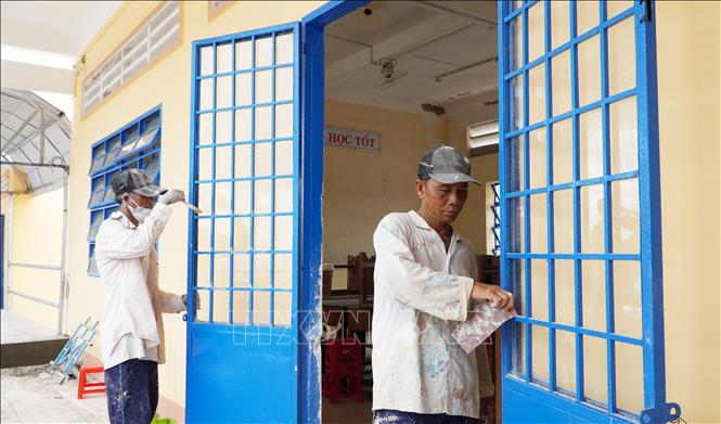Công tác sửa chữa, đầu tư trang thiết bị tại Trường THCS và THPT Vĩnh Bình Bắc (xã Vĩnh Bình). Ảnh: Văn Sĩ - TTXVN                               