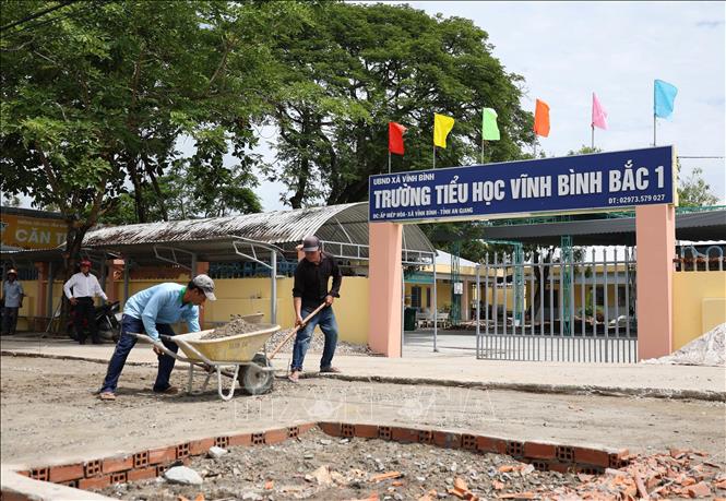 Công tác sửa chữa, nâng cấp tại Trường Tiểu học Vĩnh Bình Bắc 1 (xã Vĩnh Bình). Ảnh: Văn Sĩ - TTXVN