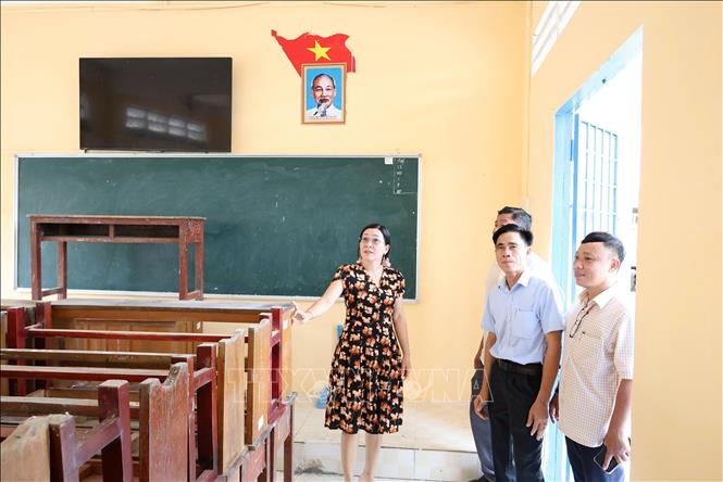 Công tác sửa chữa, nâng cấp tại Trường THCS và THPT Vĩnh Bình Bắc (xã Vĩnh Bình). Ảnh: Văn Sĩ - TTXVN