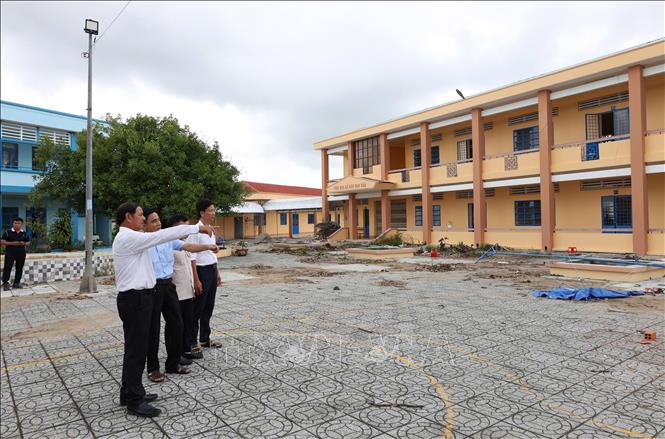 Lãnh đạo xã Vĩnh Bình thăm công trình sửa chữa, nâng cấp Trường THCS và THPT Vĩnh Bình Bắc. Ảnh: Văn Sĩ - TTXVN
