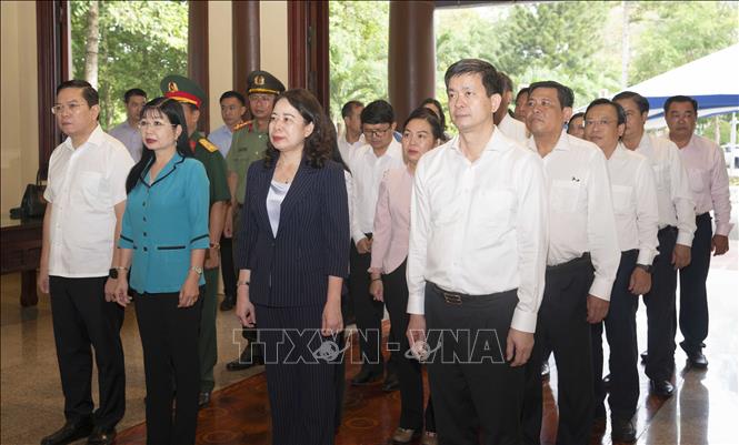 Phó Chủ tịch nước Võ Thị Ánh Xuân cùng đoàn công tác đến dâng hương, dâng hoa tại Khu lưu niệm Chủ tịch Tôn Đức Thắng ở xã Mỹ Hòa Hưng, tỉnh An Giang. Ảnh: Công Mạo - TTXVN