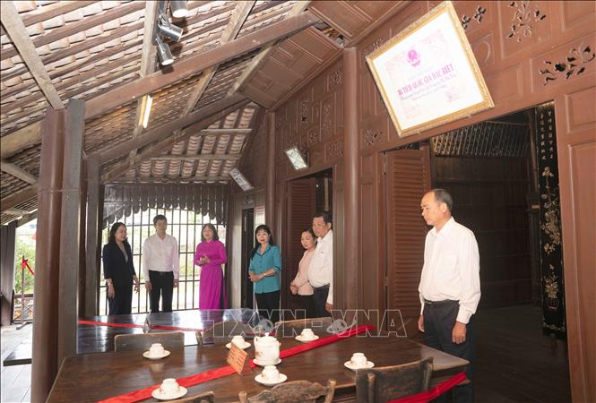 Phó Chủ tịch nước Võ Thị Ánh Xuân cùng đoàn công tác tham qua nhà lưu niệm thời niên thiếu của Chủ tịch Tôn Đức Thắng ở xã Mỹ Hoà Hưng, tỉnh An Giang. Ảnh: Công Mạo - TTXVN