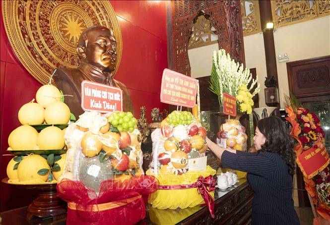 Phó Chủ tịch nước Võ Thị Ánh Xuân dâng hương tại Đền thờ Chủ tịch Tôn Đức Thắng ở xã Mỹ Hoà Hưng, tỉnh An Giang. Ảnh: Công Mạo - TTXVN