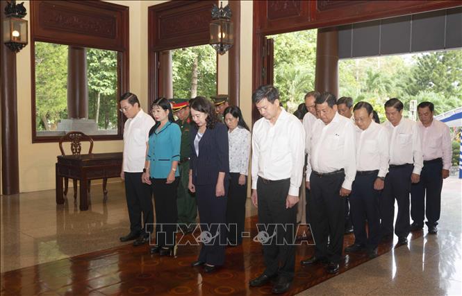 Phó Chủ tịch nước Võ Thị Ánh Xuân cùng đoàn công tác thành kính tưởng niệm Chủ tịch Tôn Đức Thắng. Ảnh: Công Mạo - TTXVN