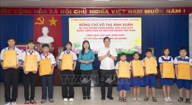 Lãnh đạo tỉnh An Giang tặng quà cho học sinh giỏi trên địa bàn xã Mỹ Hòa Hưng - quê hương của Chủ tịch Tôn Đức Thắng, trước thềm năm học mới. Ảnh: Công Mạo - TTXVN