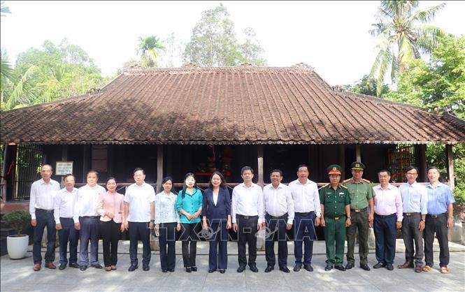 Phó Chủ tịch nước Võ Thị Ánh Xuân và đại biểu chụp ảnh chung trước nhà lưu niệm thời niên thiếu của Chủ tịch Tôn Đức Thắng ở xã Mỹ Hoà Hưng, tỉnh An Giang. Ảnh: Công Mạo - TTXVN